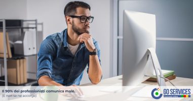 Professionista che lavora al computer per migliorare gli errori di comunicazione online