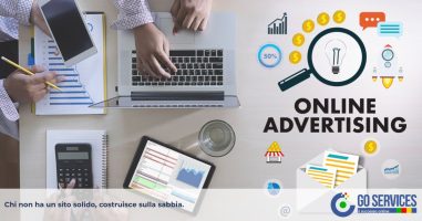 Professionista analizza campagne di pubblicità online su Google e Meta Ads per promuovere la propria attività