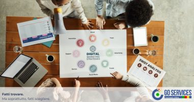 Professionista analizza dati e strategie di web marketing su computer per migliorare la comunicazione digitale